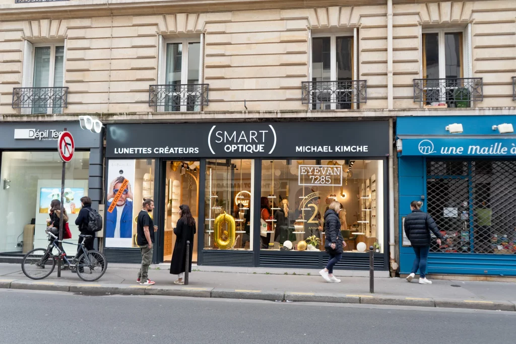 La façade illuminée le soir des 20 ans